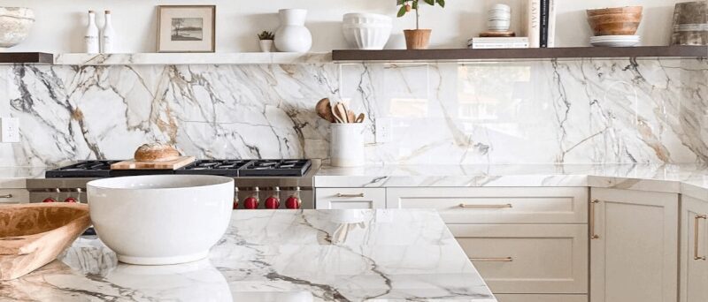 CALACATTA LUXE DE NEOLITH REVISTE UNA IMPRESIONANTE COCINA CALIFORNIANA.